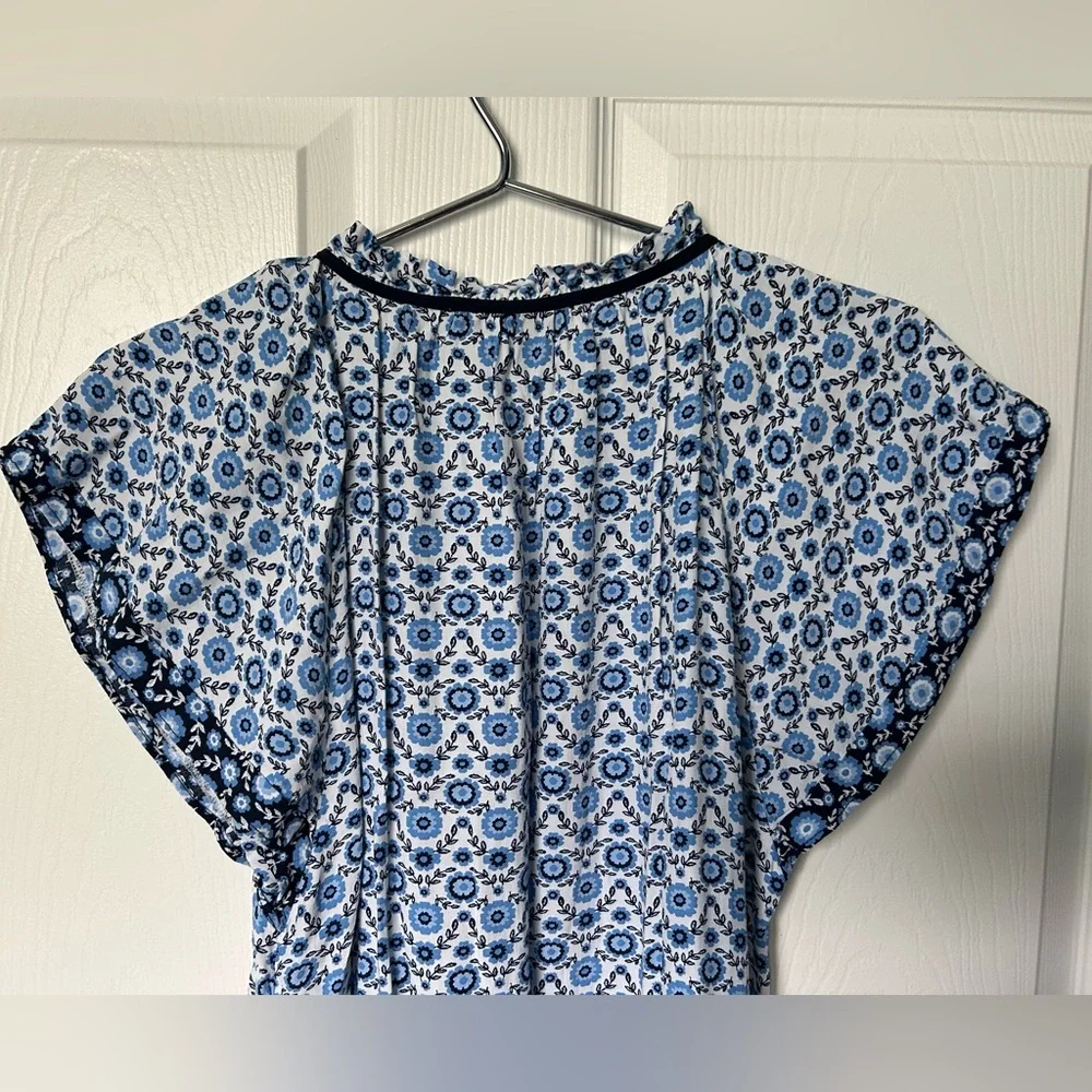 LOFT Floral Flutter Sleeve Blue White & Black Swing Dress Size Medium - Picture 6 of 16
